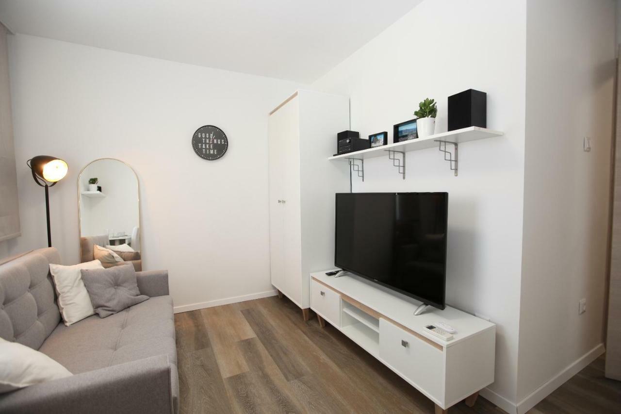 Elegant W/parking Apartment *
